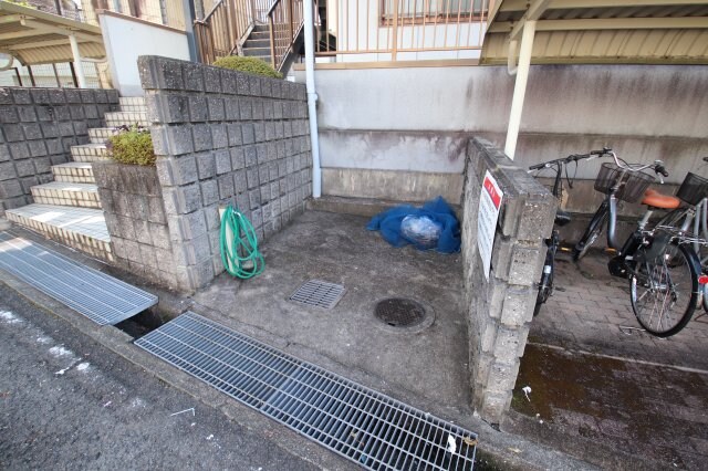 物件内観写真5　(敷地内ごみ置場)