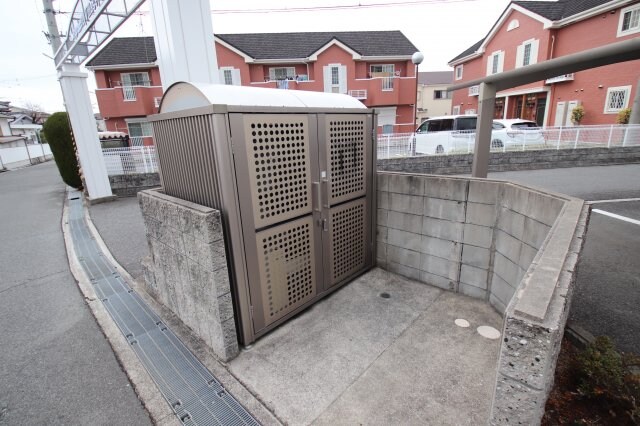 物件内観写真5　(敷地内ゴミ置き場)