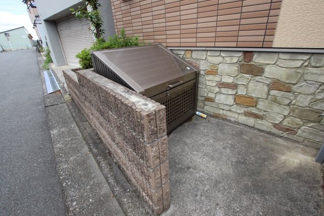 物件内観写真4　(敷地内ゴミ捨場)