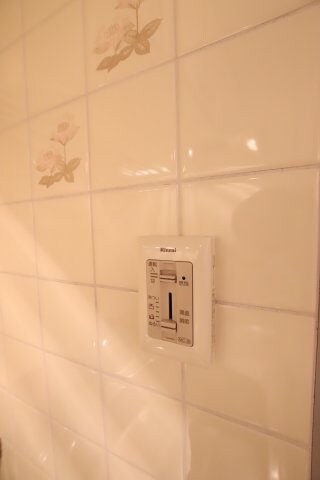 物件内観写真14　(給湯器リモコン)