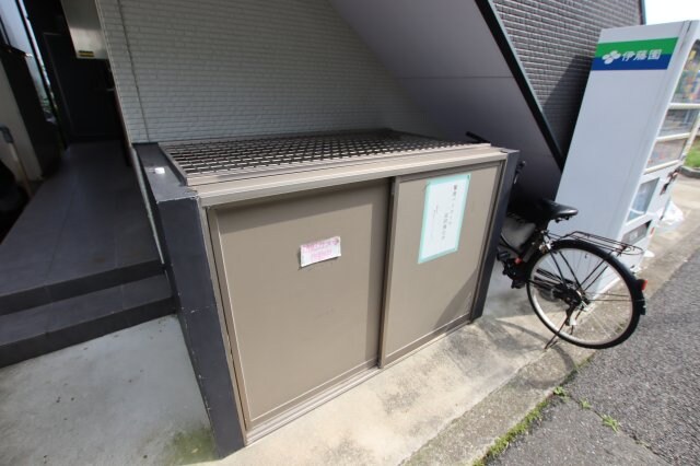 物件内観写真3　(敷地内ゴミ捨場)