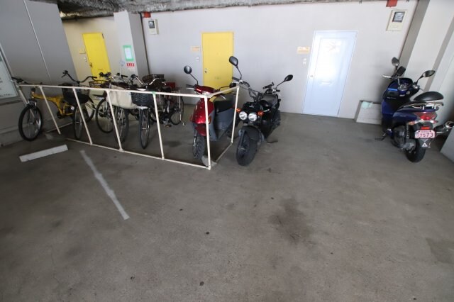 物件内観写真4　(バイク置場)