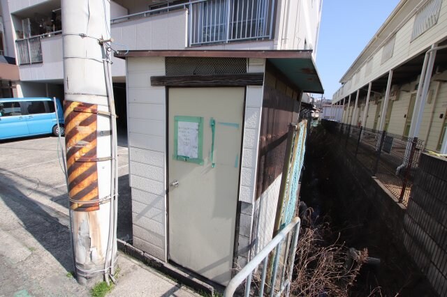 物件内観写真6　(敷地内ゴミ捨場)