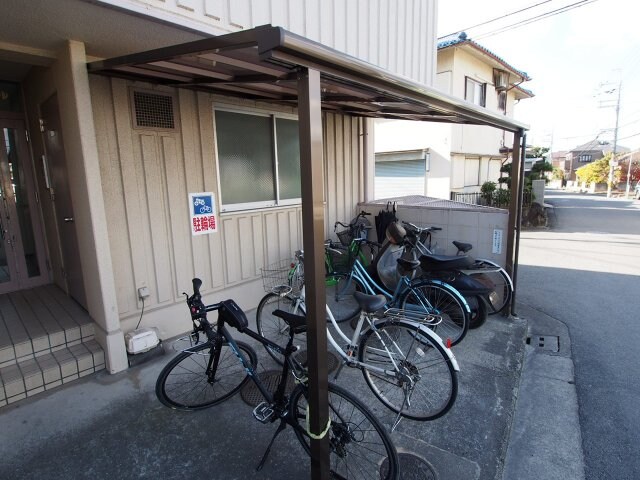 物件内観写真3　(駐輪場)