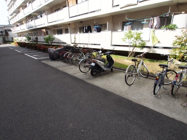 物件内観写真4　(駐輪場)