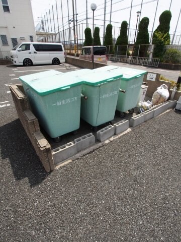 物件内観写真5　(敷地内ゴミ捨場)