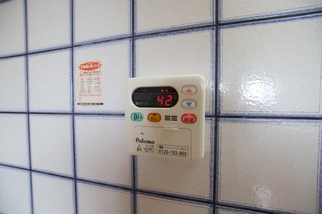 物件内観写真8　(給湯器リモコン)