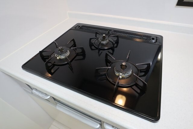 物件内観写真11　(三口コンロ)