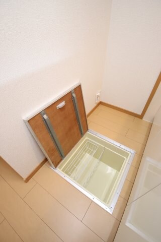 物件内観写真21　(床下収納)