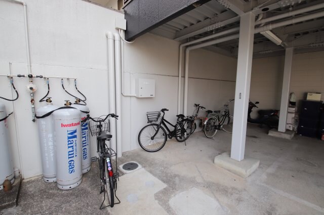 物件内観写真4　(駐輪場)