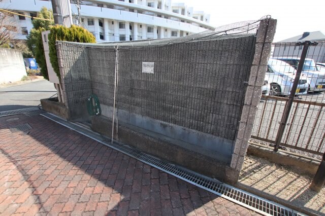 物件内観写真4　(敷地内ゴミ捨場)