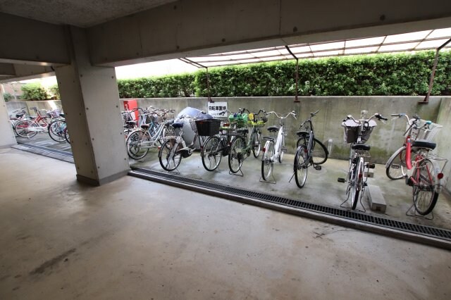 物件内観写真4　(駐輪場)
