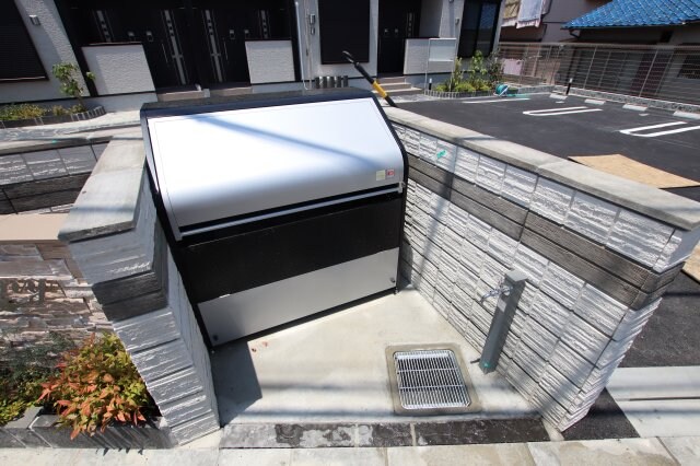 物件内観写真5　(敷地内ゴミ捨場)