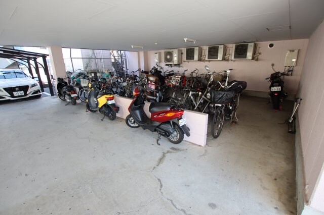 物件内観写真4　(駐輪場)