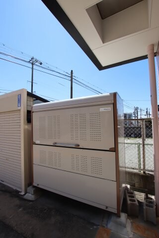 物件内観写真5　(敷地内ゴミ捨場)