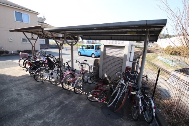 物件内観写真4　(駐輪場)
