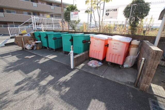 物件内観写真5　(敷地内ゴミ捨場)