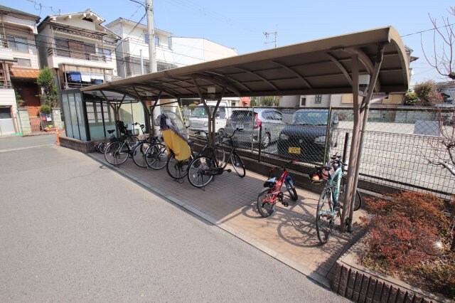 物件内観写真3　(駐輪場)