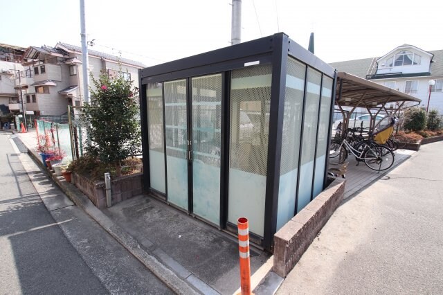 物件内観写真4　(敷地内ゴミ置き場)