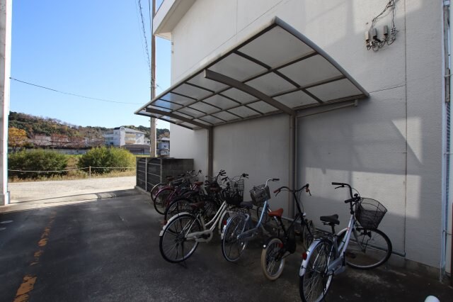 物件内観写真3　(駐輪場)