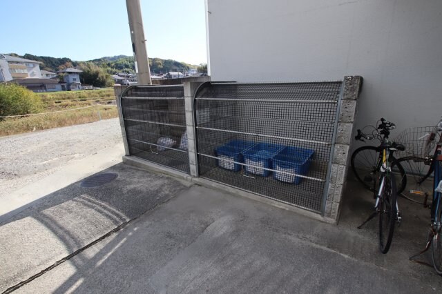 物件内観写真4　(敷地内ゴミ捨場)