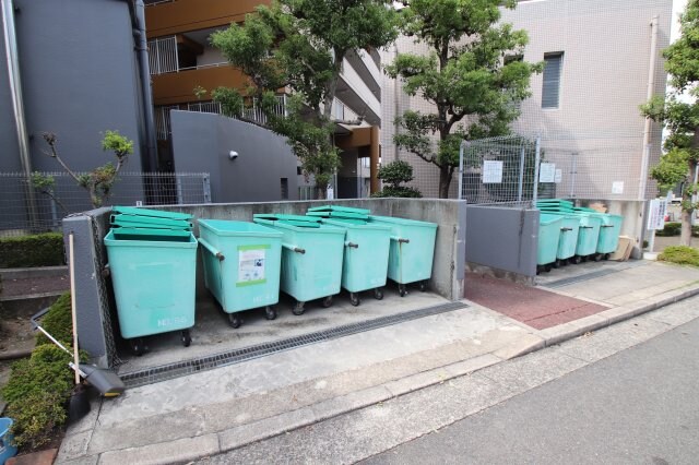 物件内観写真5　(敷地内ゴミ捨場)