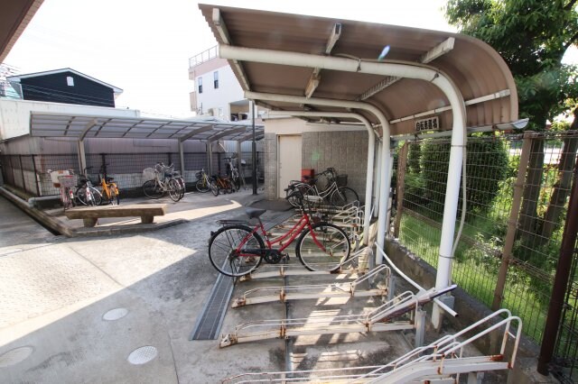 物件内観写真4　(駐輪場)