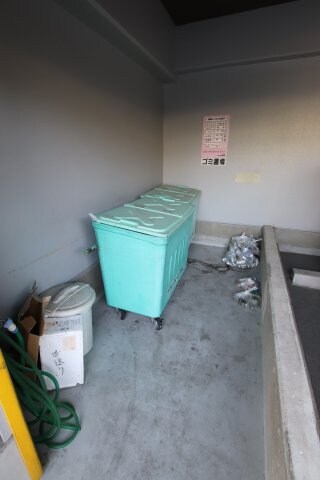 物件内観写真5　(敷地内ゴミ捨場)