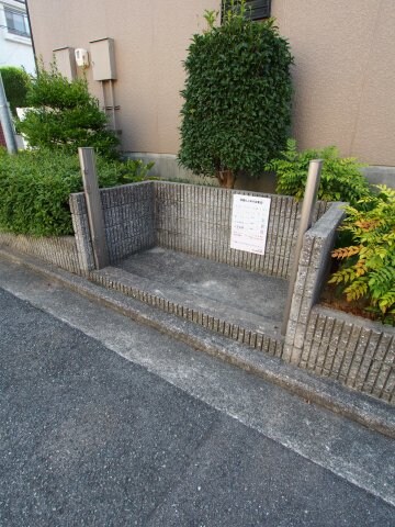 物件内観写真5　(敷地内ゴミ捨場)