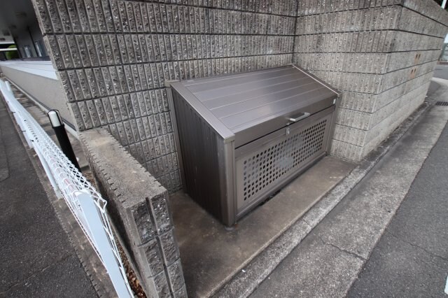 物件内観写真5　(敷地内ゴミ捨場)