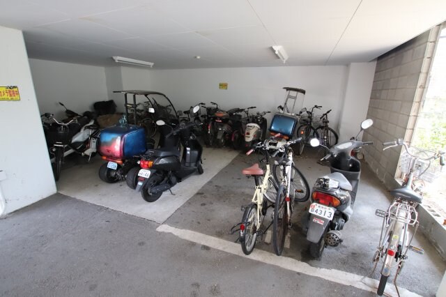 物件内観写真4　(駐輪場)
