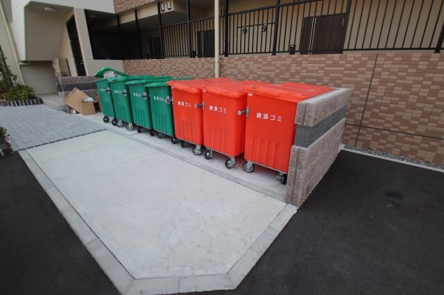 物件内観写真5　(敷地内ゴミ置き場)