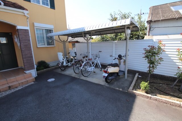 物件内観写真4　(駐輪場)