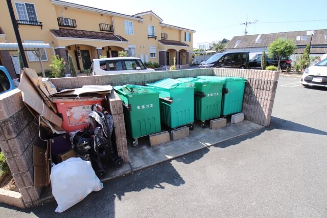 物件内観写真5　(敷地内ゴミ置き場)