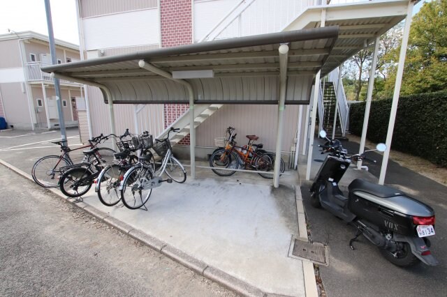 物件内観写真4　(駐輪場)