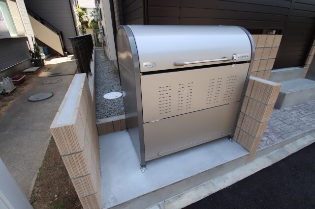 物件内観写真5　(敷地内ゴミ捨場)