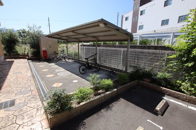物件内観写真4　(駐輪場)