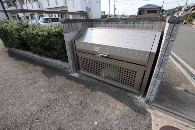 物件内観写真5　(敷地内ゴミ捨場)