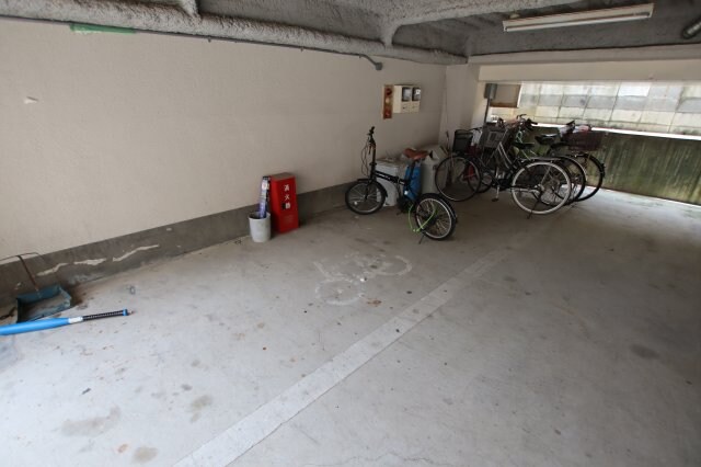 物件内観写真4　(駐輪場)