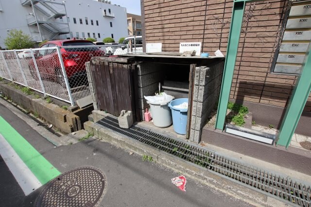 物件内観写真5　(敷地内ゴミ捨場)