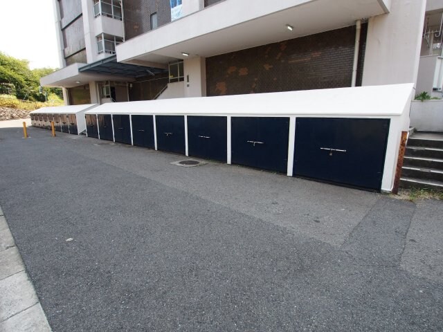 物件内観写真8　(敷地内ゴミ捨場)