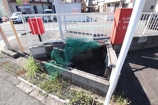 物件内観写真5　(敷地内ゴミ置き場)