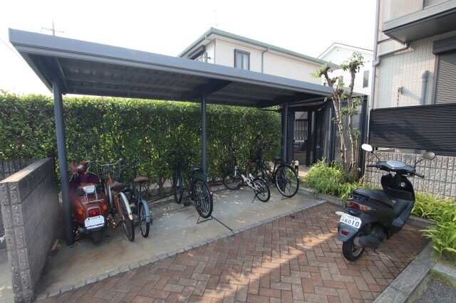 物件内観写真4　(駐輪場)