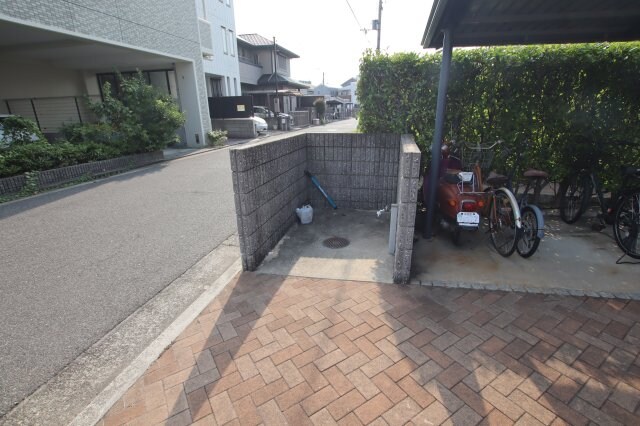 物件内観写真5　(敷地内ゴミ置き場)