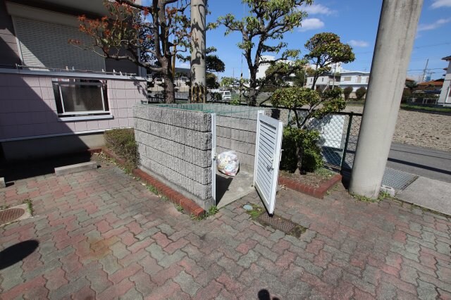 物件内観写真5　(敷地内ゴミ捨場)