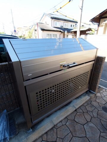 物件内観写真4　(敷地内ゴミ捨場)