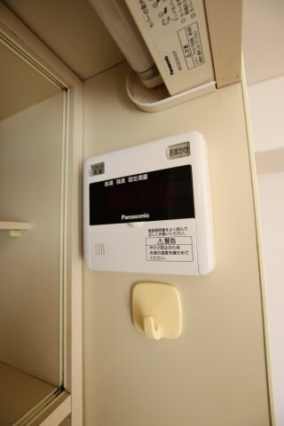 物件内観写真18　(給湯器リモコン)