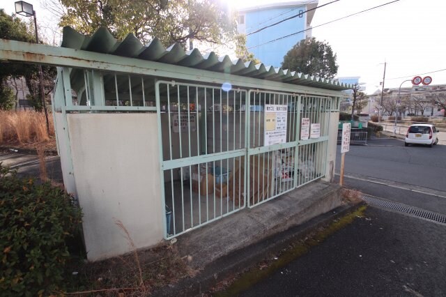 物件内観写真5　(敷地内ゴミ捨場)