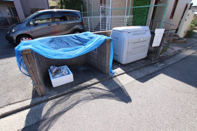 物件内観写真5　(敷地内ごみ置き場)