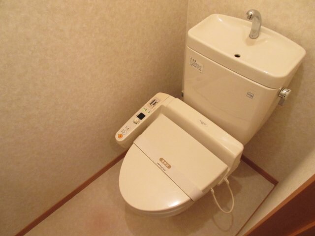 物件内観写真7　(ウォシュレットはやっぱり必需品ですよ！)